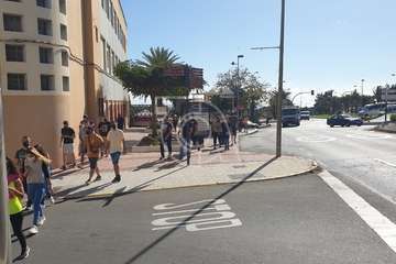Protesta de los trabajadores del Paco Artiles y encuentro al aire libre con el alcalde en Arnao/TA.